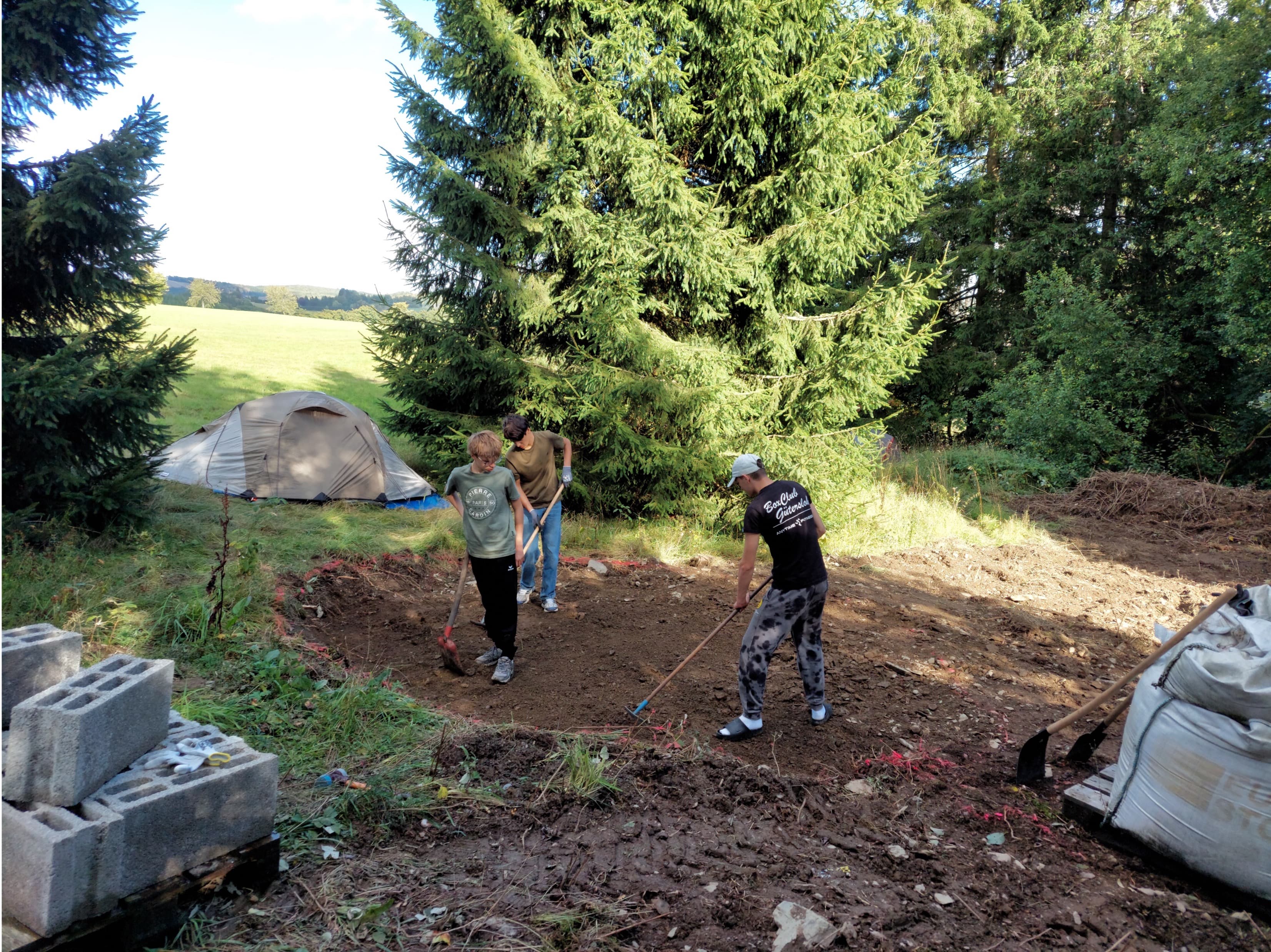 Feuerstelle vor der Wiesenhütte — Bauphase 2