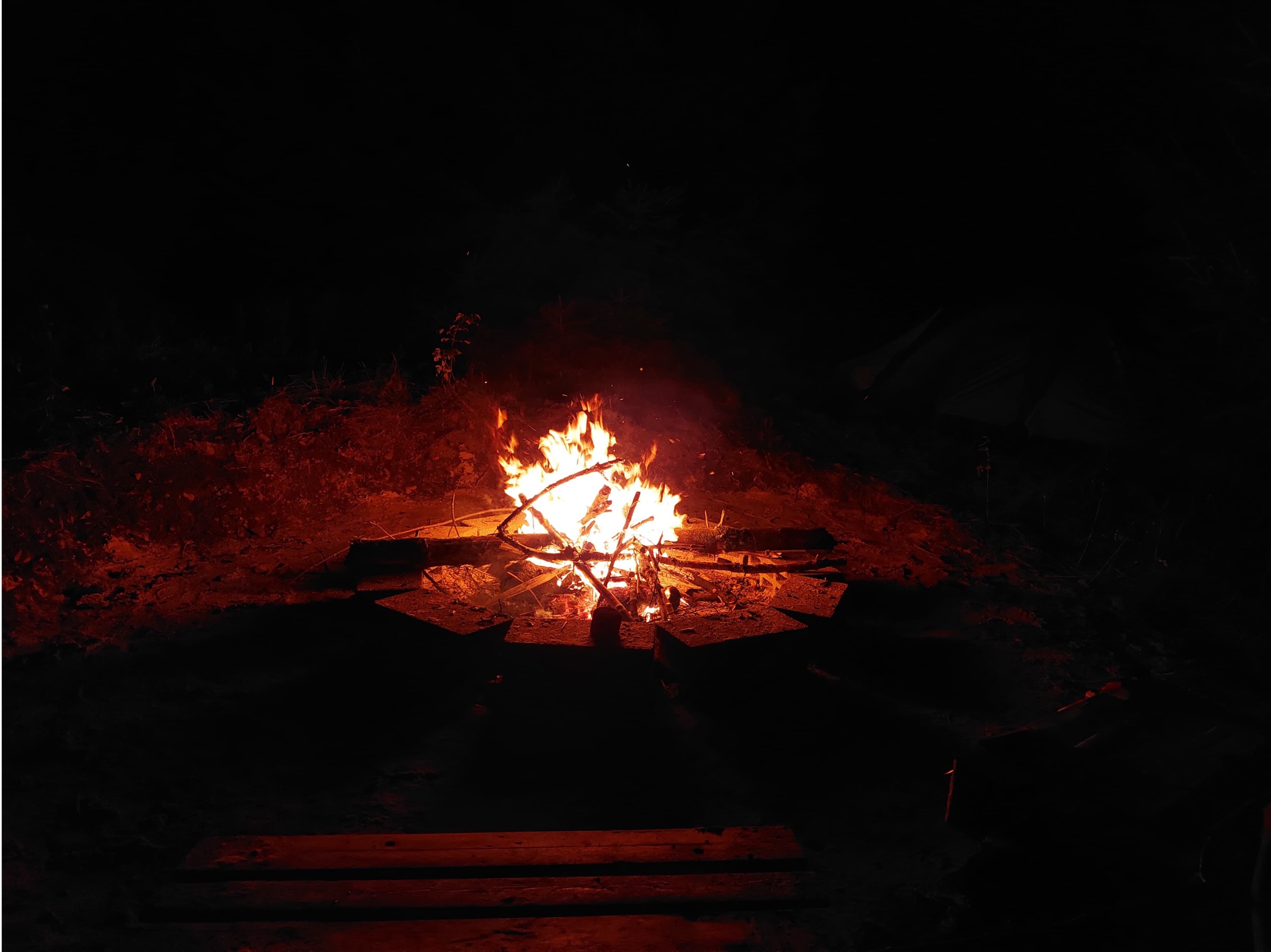 Feuerstelle vor der Wiesenhütte — Bauphase 7